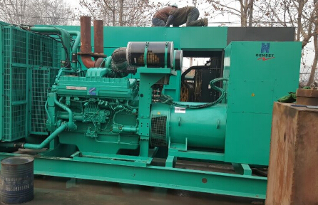 赫章发电机组如何判断水冷式机油散热器内部是否需要清洗？